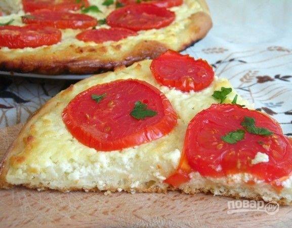 Выпекайте пиццу 30 минут в духовом шкафу при 200 градусах. Добавьте зелень по желанию. Приятного аппетита!