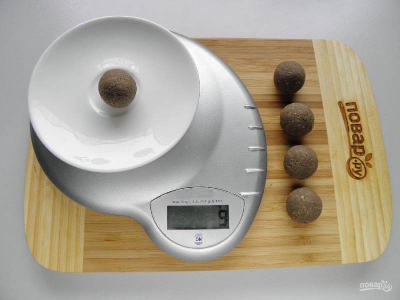 С помощью весов отщипываем кусочки весом 9 граммов, скатываем в одинаковые шарики.