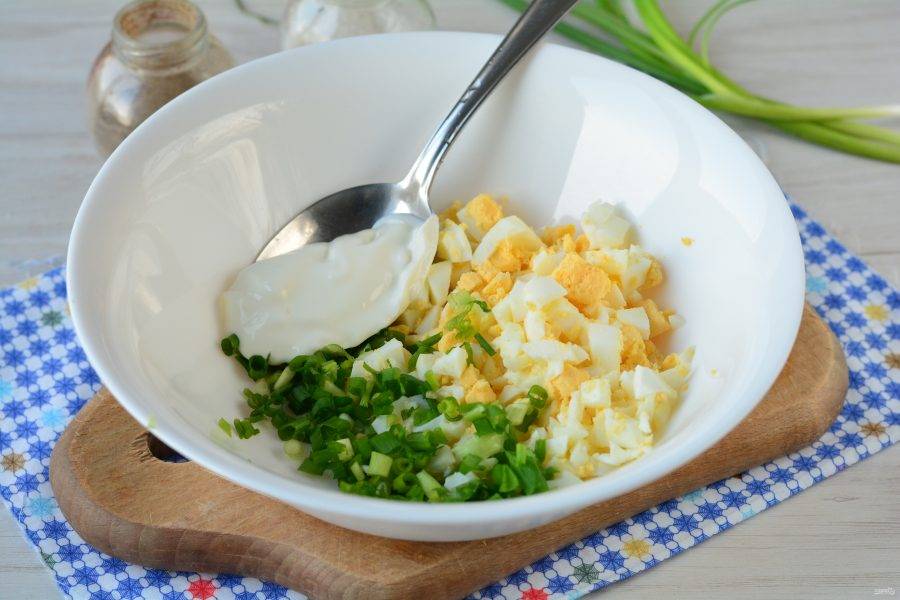 Для начинки смешайте яйца, мелко рубленный зеленый лук, соль, перец и майонез. Начинку перемешайте и попробуйте на вкус.