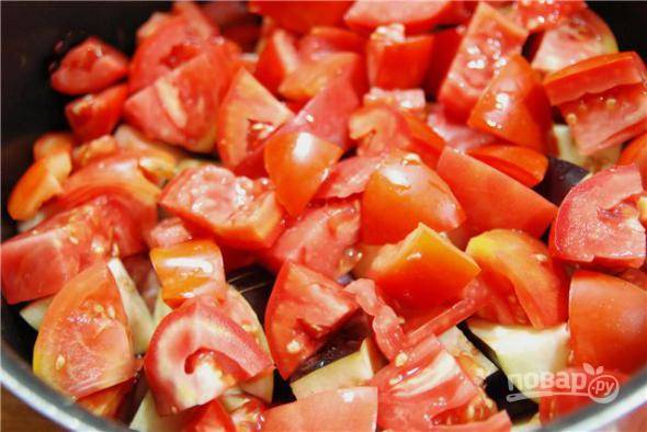 Выкладываем нарезанные на 4-6 частей  помидоры.