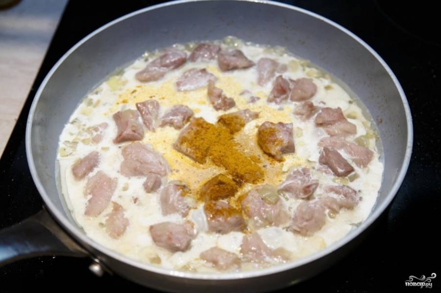 Через 8 минут в свинину нужно добавить сливки и карри. Этот соус нужно хорошо перемешать и убавить огонь до минимума. Тушите соус до загустения.