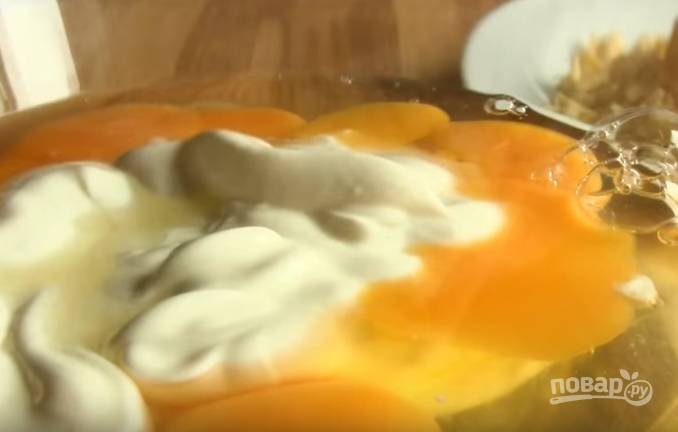 5. Для заливки пирога взбейте яйца со сметаной, добавьте щепотку соли. 