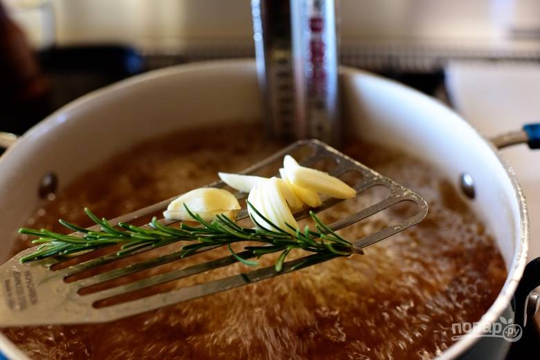 4. Добавьте в кипящее масло розмарин и чеснок.