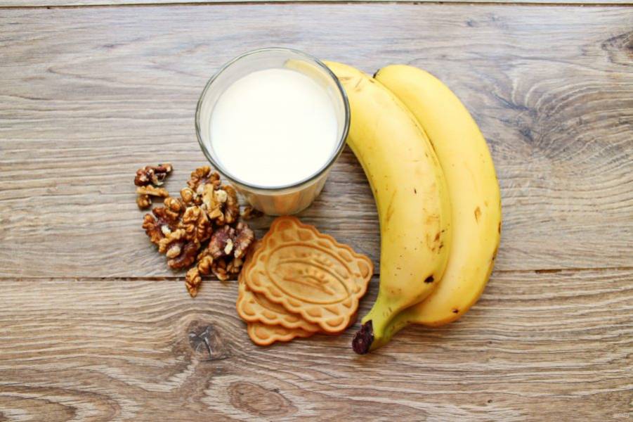Подготовьте все необходимые ингредиенты для приготовления бананового коктейля с печеньем и орехами.
