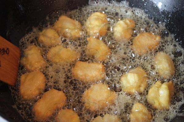 В сковороду вливаем много растительного масла (так чтоб баурсаки в нем плавали), выкладываем баурсаки и обжариваем со всех сторон, до золотистого цвета.