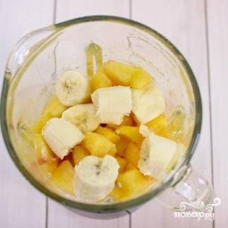 2. Очистите и нарежьте банан, манго. Выложите их в блендер. Добавьте мороженые персики. Залейте фрукты апельсиновым соком (у меня свежевыжатый) и йогуртом. Добавьте ложку (или больше) меда.