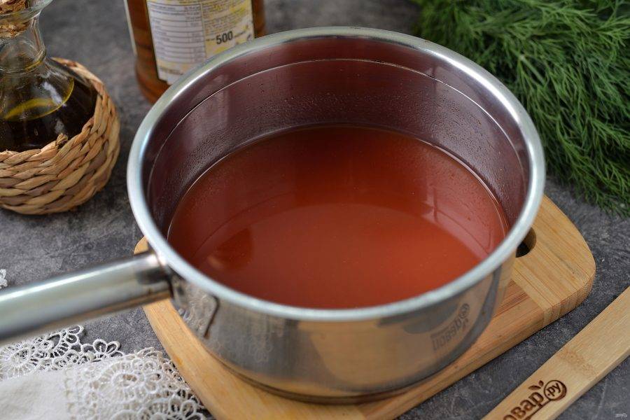 Вскипятите в сотейнике 100 грамм воды, разведите в ней соль, сахар и уксус, добавьте томатную пасту, доведите до кипения, выключите плиту.