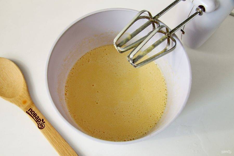 Оставшееся количество воды закипятите, добавьте соду и непрерывно помешивая влейте горячий раствор в тесто. Таким образом вы его заварите.