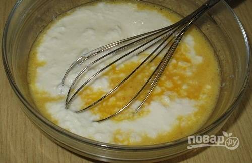 В миске взбейте яйца с сахаром и солью. Затем к смеси добавьте кефир. Отдельно разведите дрожжи в тёплой воде.