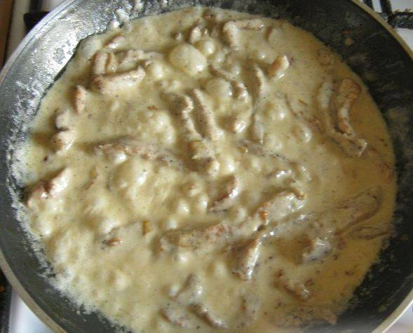 3. Когда соус уже будет готов, начнет густеть - добавим в него специи по вкусу и мясо из миски. Тушим под крышкой еще 10 минут.