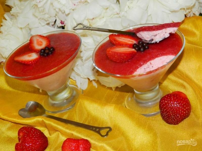Затем сверху выложите отложенное клубничное пюре. 
Украсьте по своему вкусу.
Приятного аппетита!
