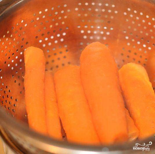 Морковь чистим, моем и отвариваем на пару до готовности.