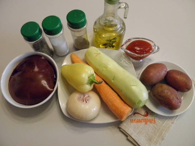 1. Подготовьте овощи, печень, специи, томатный соус и растительное масло. Печень тщательно промойте, вырежьте протоки, замочите в холодной воде на 30 минут. Удалите пленки и порежьте кусочками. Овощи вымойте и очистите от кожуры.