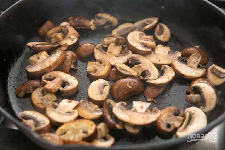 3.	Вымойте и нарежьте пластинками грибы, выложите их в сковороду после обжаривания фарша и готовьте до испарения жидкости, переложите их в отдельную емкость.