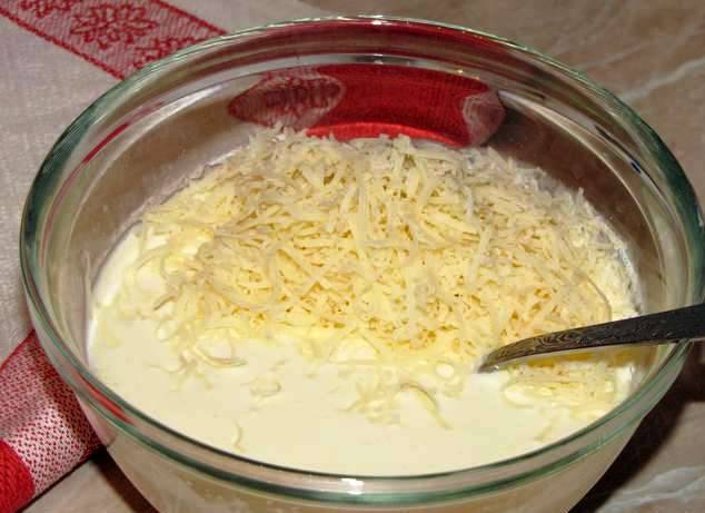 Взбейте яйца со сметаной и смешайте их с тертым сыром. 