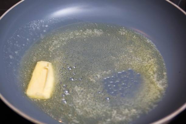 Далее ставим сковородку на огонь и растапливаем в ней сливочное масло, добавляем к нему немного растительного.