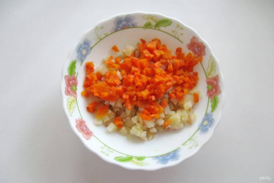 Морковь сварите в кожуре, охладите и также нарежьте мелко. Добавьте в салатник с картофелем.