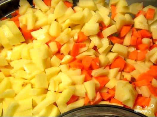 Чистим картошку и морковку. Нарезаем их кубиками. Тушим в сковороде, кастрюле, варим в пароварке - как вам удобней. На другой сковороде обжариваем лук-порей. Подойдет, само собой, и обычный лук.