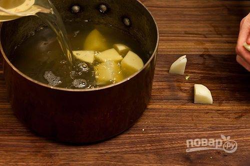 7.	Отварите картошку до готовности и отставьте кастрюлю в сторону.
