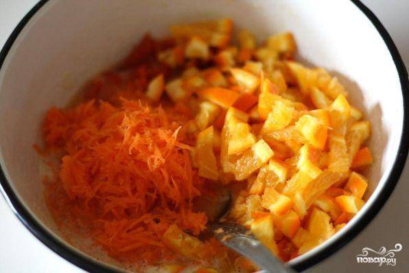 Морковь натереть на мелкой терке, а апельсин вместе с кожурой нарезать на маленькие кусочки. Смешать компоненты в миске.