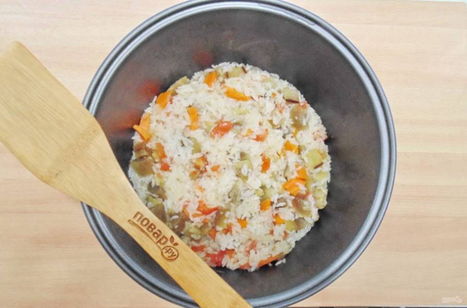 Готовьте баклажаны с рисом в режиме "Плов" 50-60 минут.