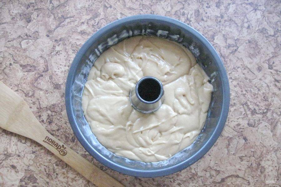 Выложите тесто в форму для кексов, смазанную маслом.