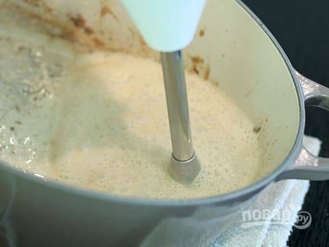 Перебейте соус с помощью блендера до легкой кремовой консистенции. Соус готов!