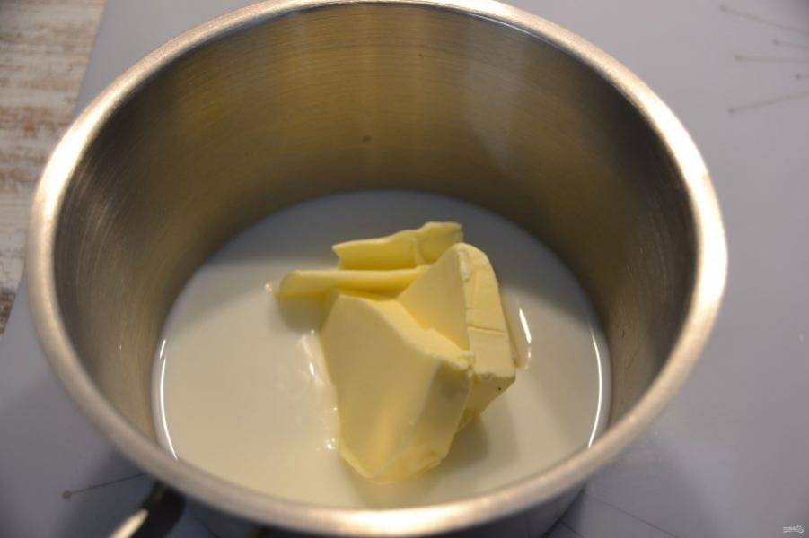 Растопите в горячей смеси воды и молока 100 грамм сливочного масла, нагрейте, но не кипятите.