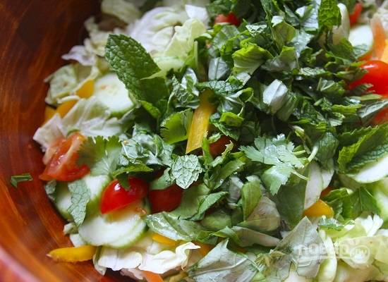Добавляем в миску с листьями салата подготовленные овощи и нарезанную зелень.