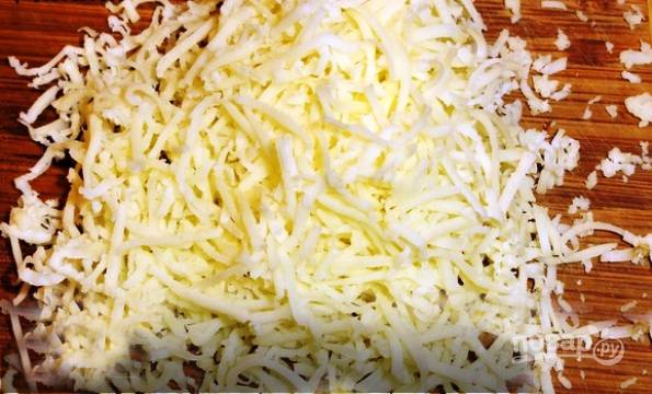 Сыр измельчаем при помощи мелкой терки, а затем добавляем к остальным ингредиентам.
