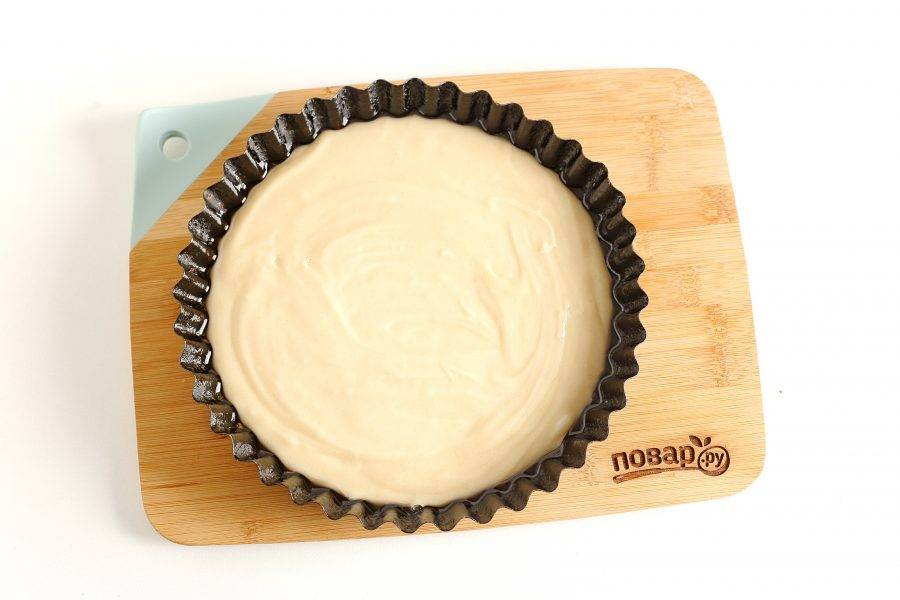 Переложите тесто в смазанную маслом форму для запекания. Моя форма 18 см. в диаметре.