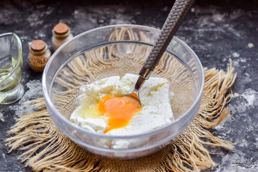 В миску выложите 200 грамм творога, добавьте яйцо и заменитель сахара.