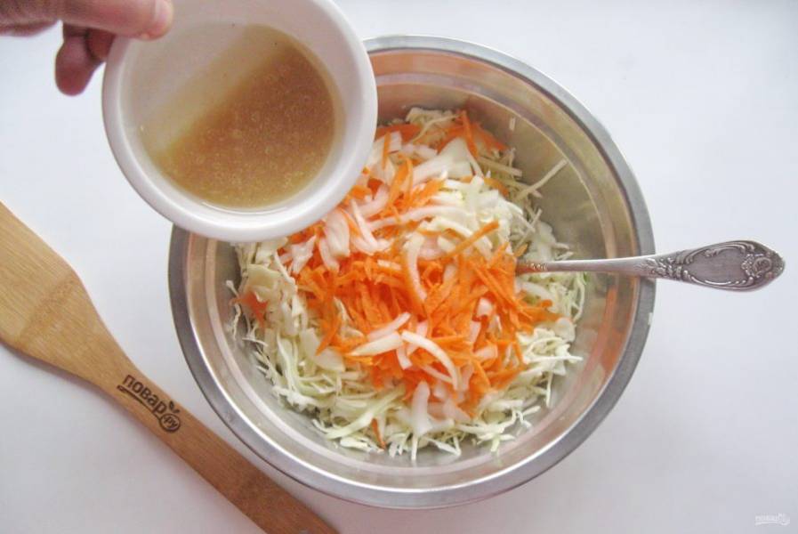 Влейте горячий маринад в овощи и тщательно перемешайте. Оставьте капусту на столе на 2 часа. После переложите в любую удобную посуду и отправьте в холод на 1-2 дня.