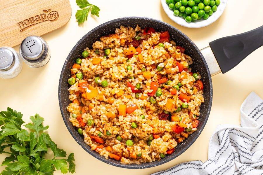 Обжаривайте рис до румяного цвета примерно 7-9 минут, периодически помешивая.