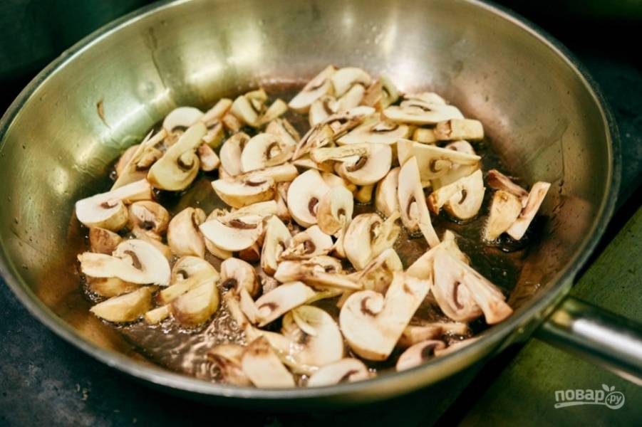 9.	Чищу и мою грибы, нарезаю их дольками и обжариваю на сковороде с подсолнечным маслом.