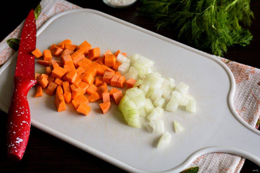 Нарежьте средними кубиками лук и морковку.