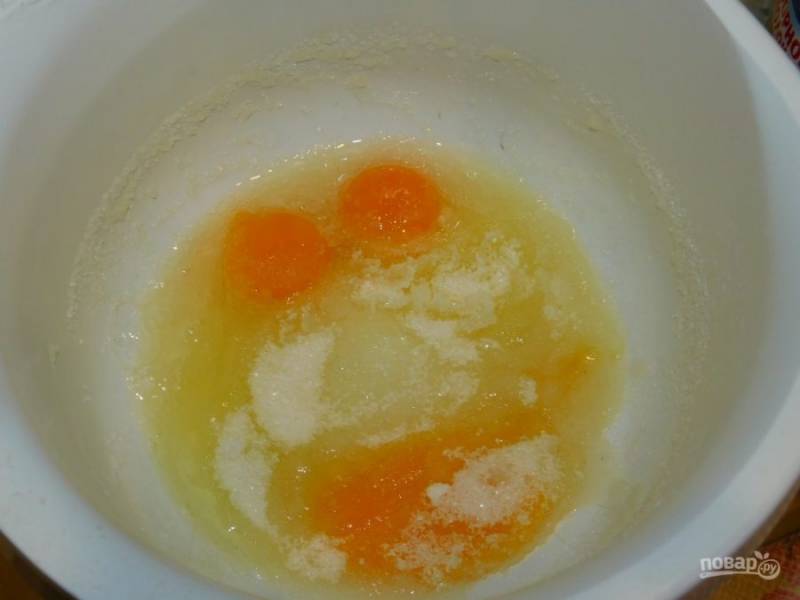 Для приготовления блинов соедините яйца с сахаром.