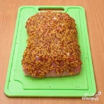 2. Натереть мясо солью и перцем и обильно смазать горчицей.