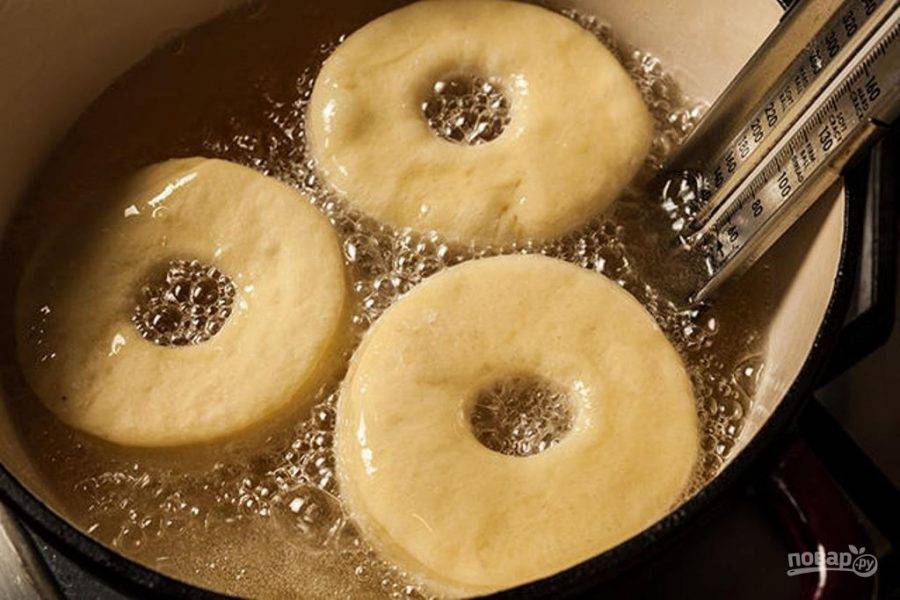 Пока пончики подходят, разогрейте масло на низкой температуре в глубокой посудине до 180 градусов.