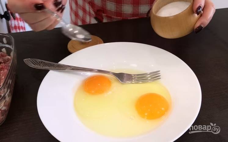 3.	Яйца вбиваете в миску, добавляете соль и хорошенько перемешиваете.