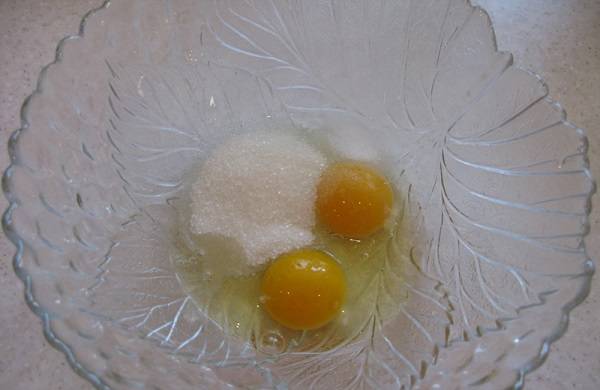 1. Яйца соединить с сахаром. Количество сахара можно варьировать по вкусу, но лучше добавлять его не очень много, чтобы блинчики хорошо снимались со сковороды. 