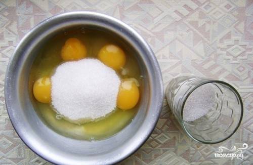 Яйца взбейте венчиком или миксером с сахаром до пены.