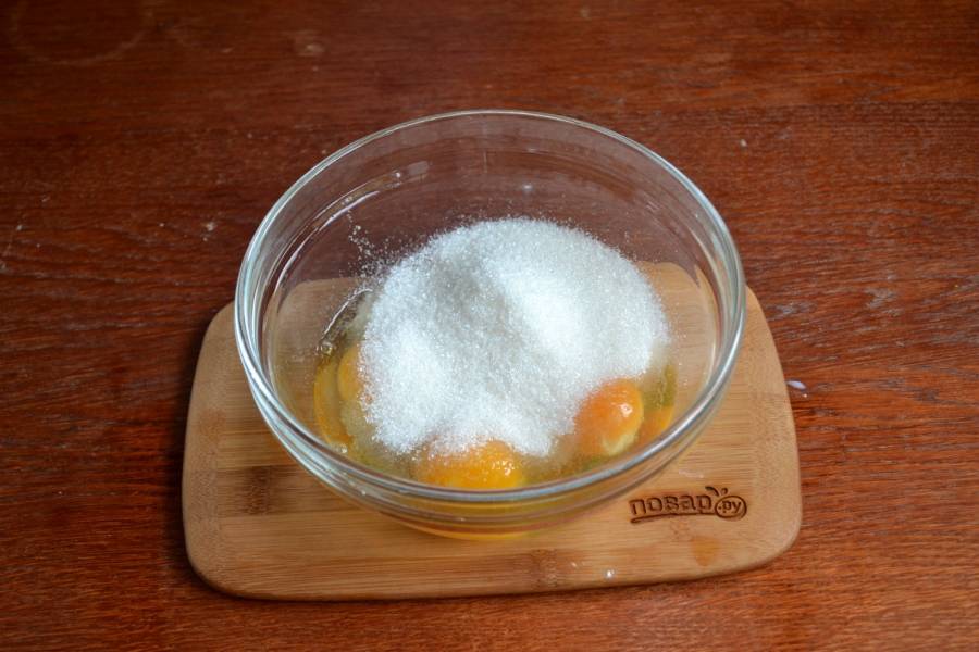 Начнем с теста. Смешайте яйца с сахаром до однородности. Я предпочитаю делать это миксером.