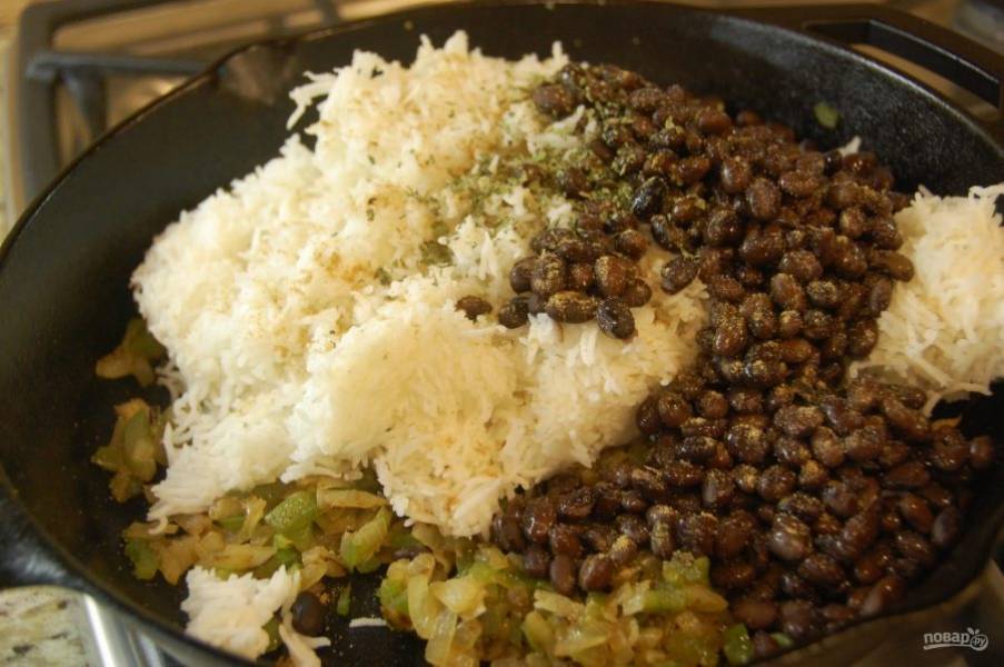 4.	Добавьте в сковороду отварной рис и фасоль, кориандр и кинзу.