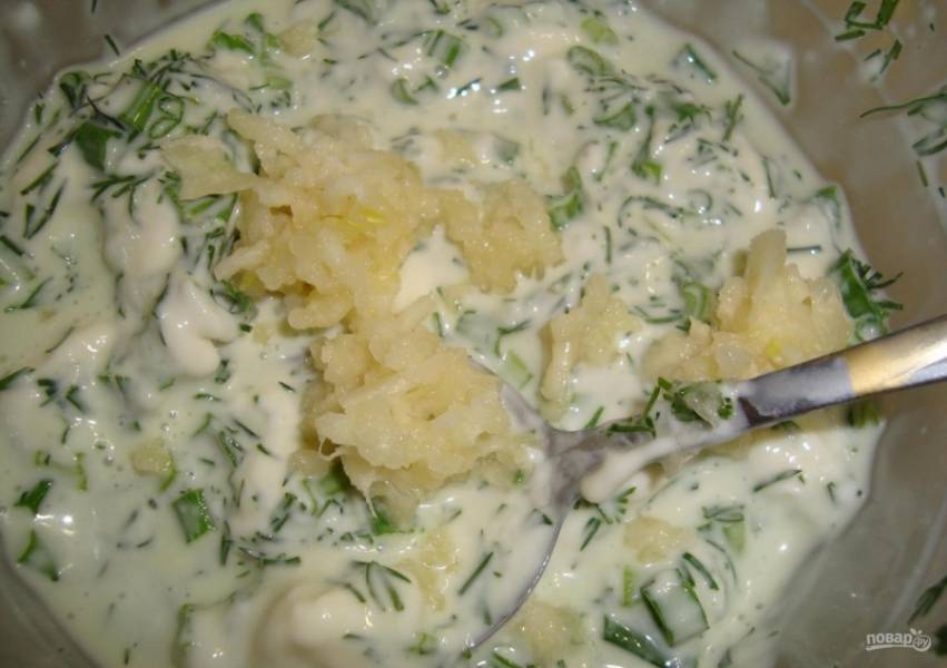 3.	В миску кладу сливочный сыр, добавляю укроп и зеленый лук, очищаю и выдавливаю через пресс 2 зубчика чеснока.