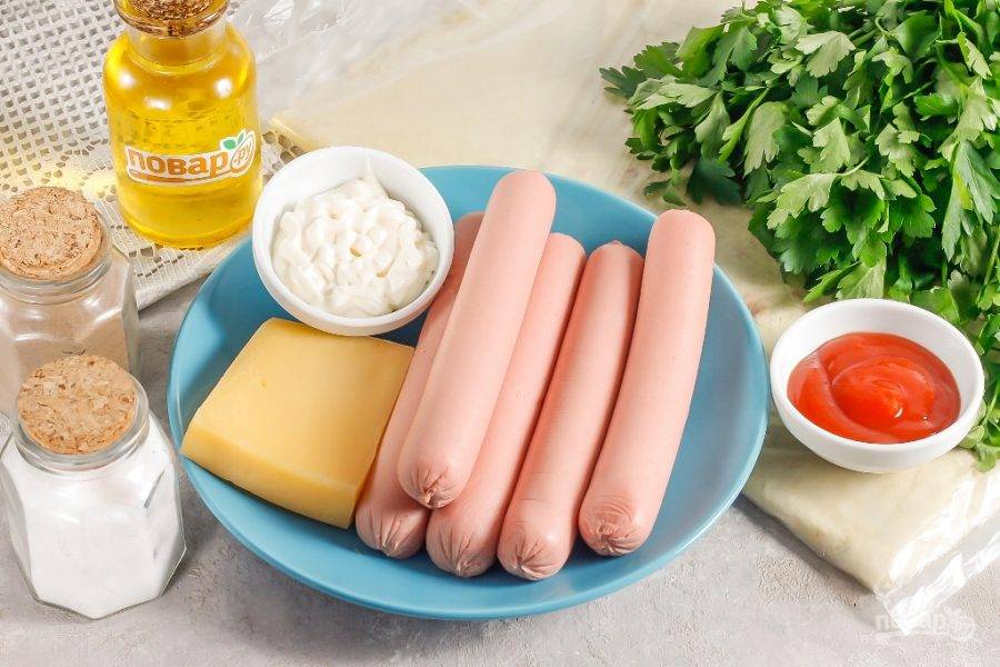 Подготовьте указанные ингредиенты. Сосиски и сыр можно приобрести любого сорта, а лаваш — кукурузный.