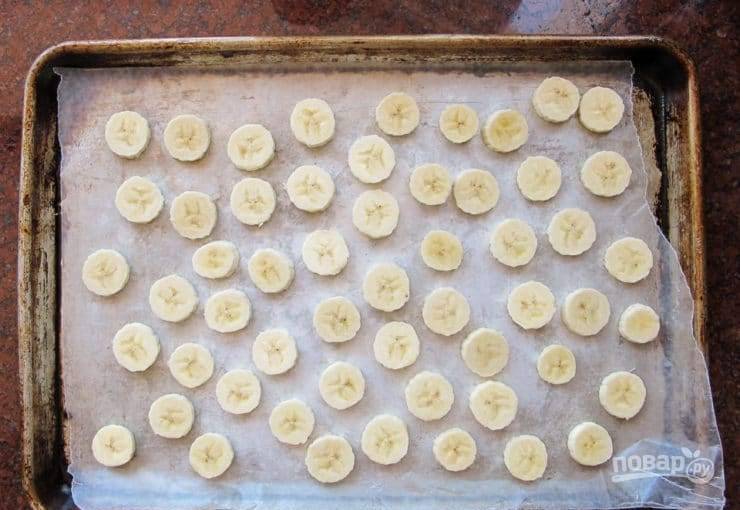 2. Также нарежьте кружками бананы, их тоже заморозьте на это же время.