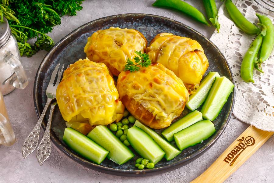 Картошка в духовке с помидорами и сыром рецепт