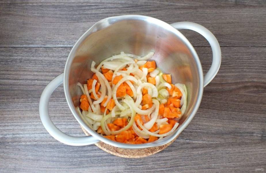 В кастрюле разогрейте растительное масло. Переложите овощи и обжаривайте в течение 3-5 минут, помешивая.