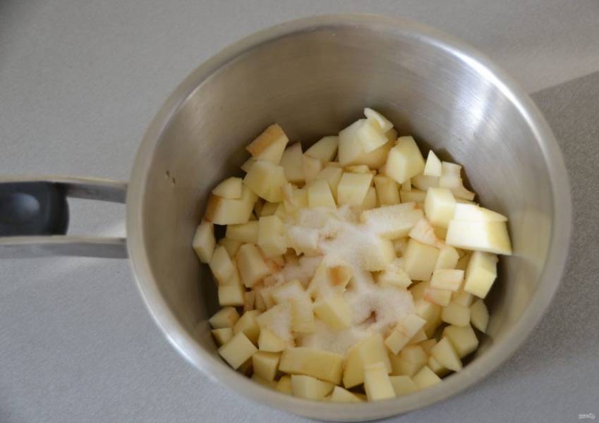 Очистите яблоки от сердцевинки и кожуры, порежьте кубиком, сложите в сотейник, засыпьте столовой ложкой сахара, прогрейте 5 минут, чтобы яблоки слегка размягчились и выделили сок.